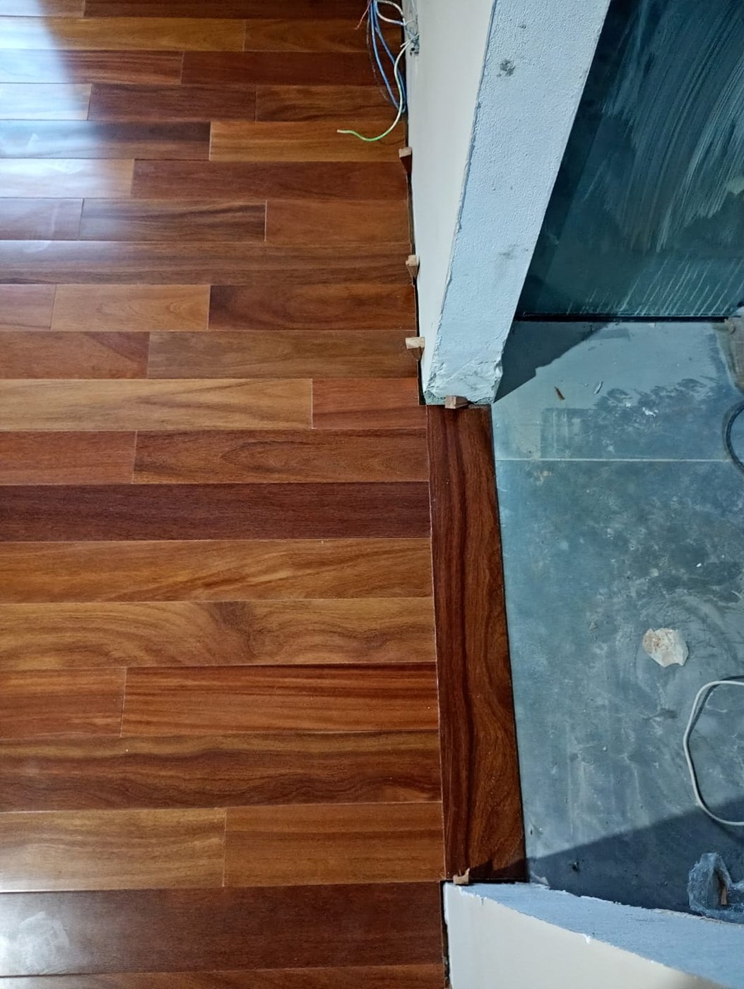 Detalhe do acabamento do piso pronto na passagem da porta
