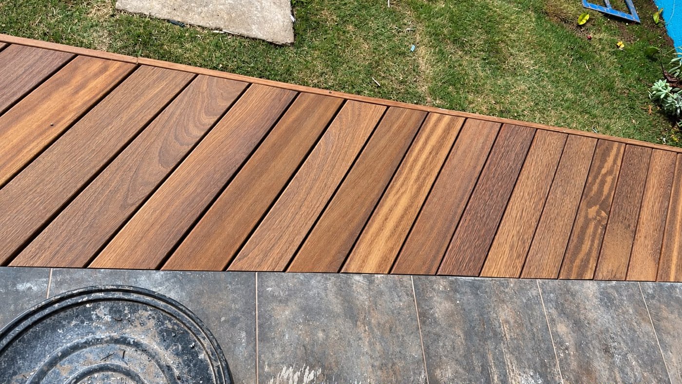 Detalhe das réguas do deck com acabamento