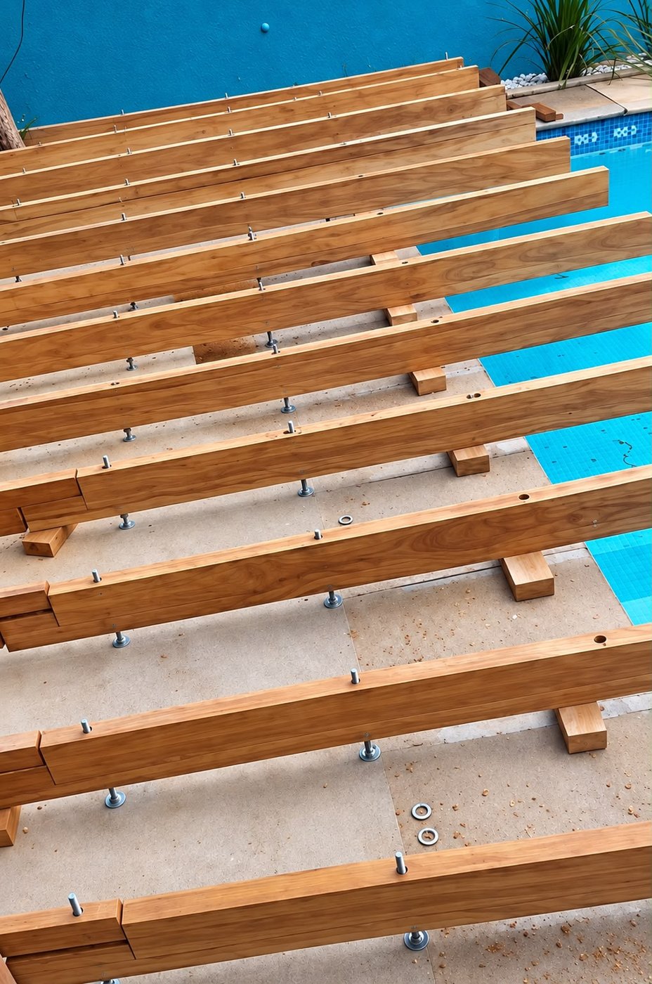 Estrutura de madeira nivelada do deck ao lado da piscina